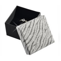 Darčeková krabička na prsteň strieborná zebrovaná