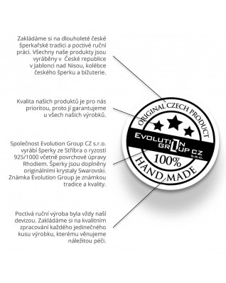 Strieborné náušnice visiace s bielou riečnou perlou