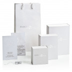 Strieborné náušnice visiace so šedou riečnou perlou