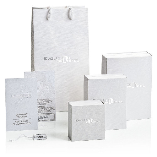 Strieborné náušnice visiace so šedou riečnou perlou