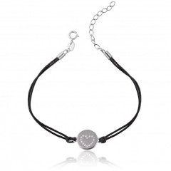 Čierny náramok so strieborným príveskom