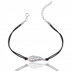 Čierny náramok so strieborným krídlom