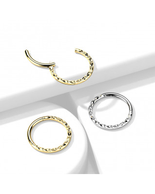 Pozlátený segment kruh s dekorom - helix / cartilage / tragus piercing