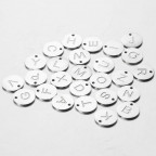 Drobný oceľový prívesok - koliesko - iniciála