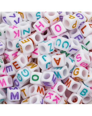 Plastový korálek kocka - písmeno