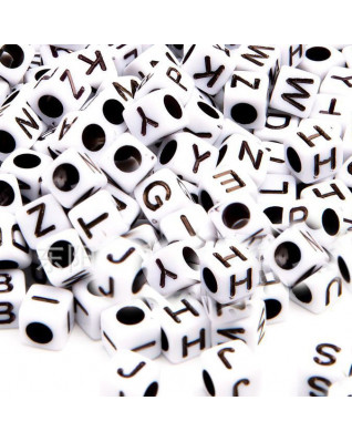 Plastový korálek kocka - písmeno
