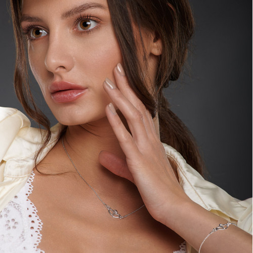 Strieborný náhrdelník s prepojenými srdiečkami