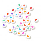 Plastová korálka so srdiečkom