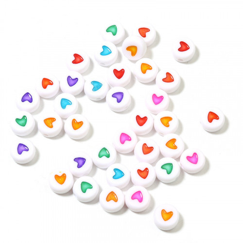 Plastová korálka so srdiečkom