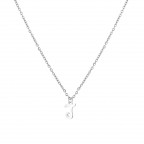 Ocelový náhrdelník, písmeno