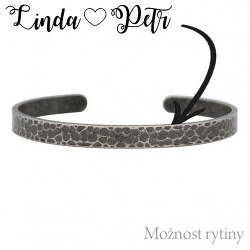 Tepaný oceľový náramok s rytinou textu