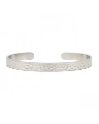 Tepaný oceľový náramok s rytinou textu