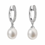 Strieborné náušnice visiace s bielou riečnou perlou