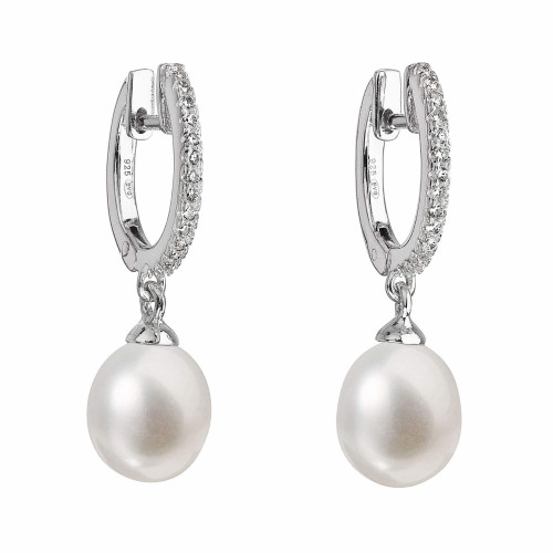 Strieborné náušnice visiace s bielou riečnou perlou