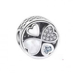 Visiaci strieborný prívesok korálik so srdiečkami